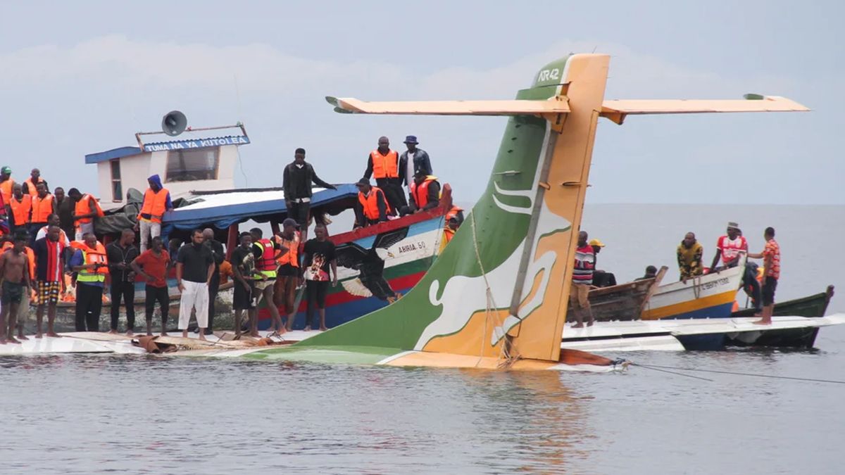El avión quedó parcialmente sumergido y los rescatistas trabajaban para salvar a los supervivientes del agua.intentan salvar a los supervivientes.