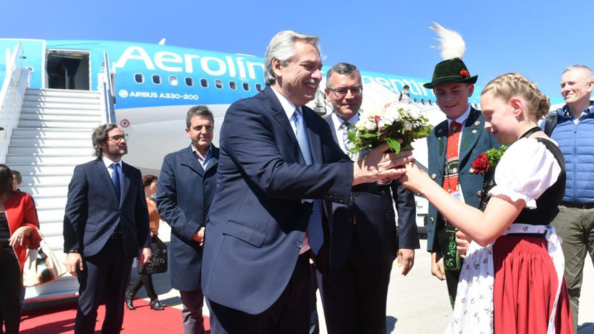 El avión que trasladó al mandatario y su comitiva arribó al Aeropuerto Internacional de Múnich las 9.59 de Argentina.