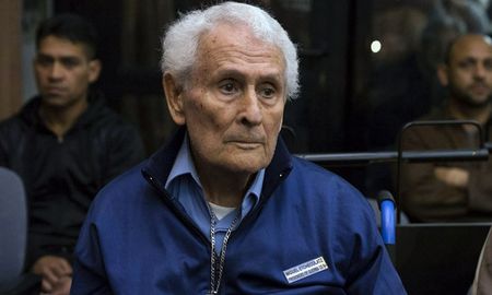 Al tratar la solicitud de arresto domiciliario, los jueces consideran que Etchecolatz tiene 93 años y problemas de salud. Al tratar la solicitud de arresto domiciliario, los jueces consideran que Etchecolatz tiene 93 años y problemas de salud.