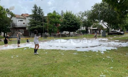 El domingo se transformó en una fiesta de la espuma para los santafesinos que disfrutaban de la mañana en la Costanera oeste. El domingo se transformó en una fiesta de la espuma para los santafesinos que disfrutaban de la mañana en la Costanera oeste.