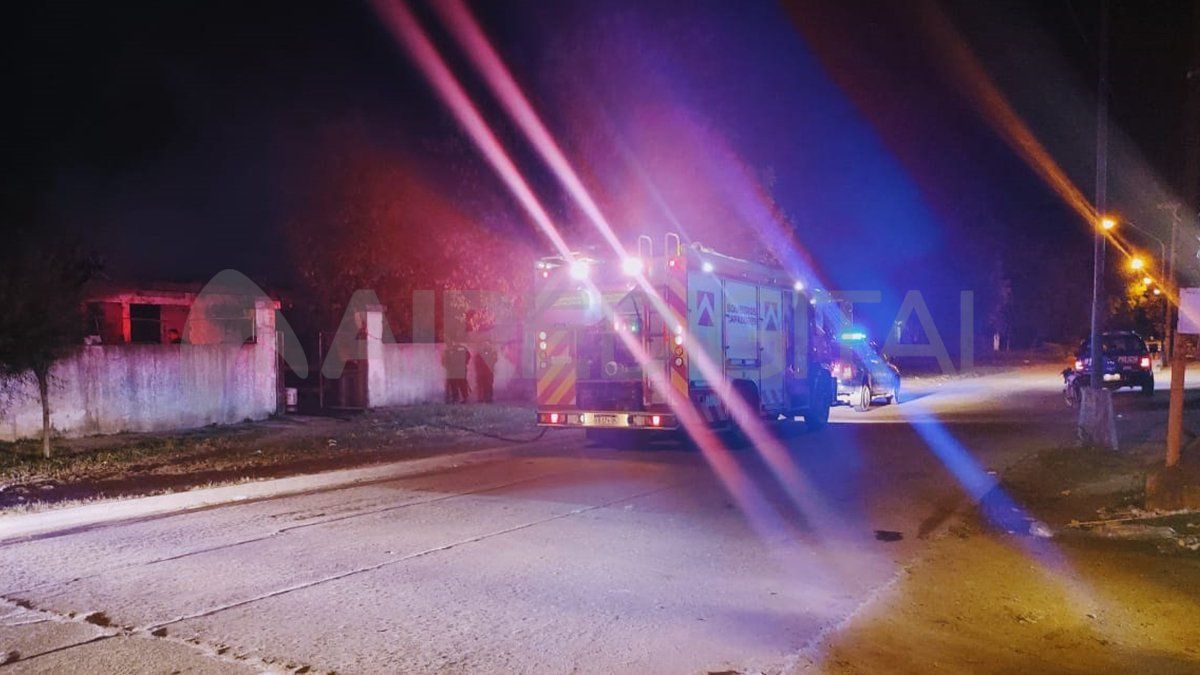 En horas de la madrugada de este domingo se produjo un incendio en el hipódromo de la ciudad de Santa Fe, lo que dejó como saldo la muerte de un equipo.