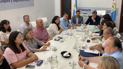 Paritarias: el gobierno presentó a los docentes la misma oferta salarial que a los estatales y los gremios la calificaron de 