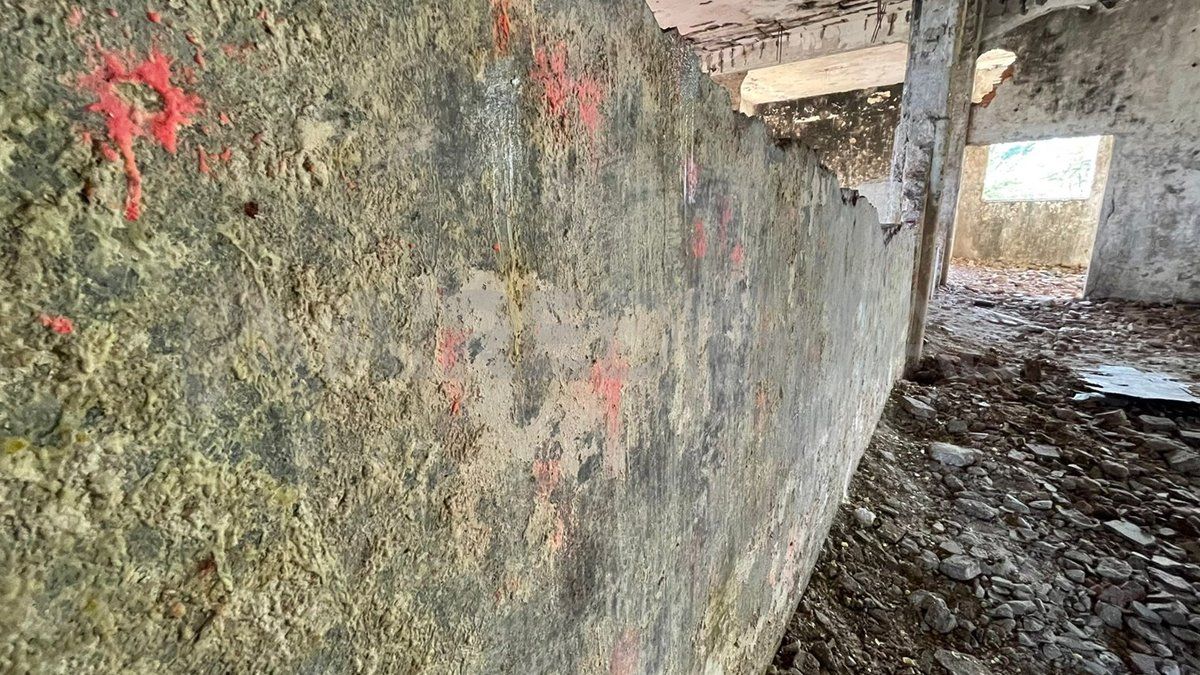 En las paredes en ruinas se pueden observar las marcas de la pintura de las armas del mencionado juego.