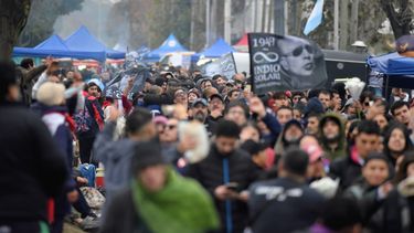 El último adiós al Indio, en fotos: masiva peregrinación hacia Avellaneda Miles de fanáticos del Indio Solari llegaron este domingo a Avellaneda para despedir a su ídolo.