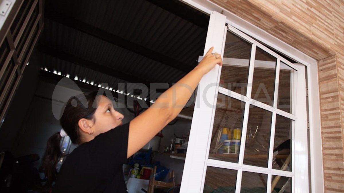 Lorena muestra el daño de la abertura