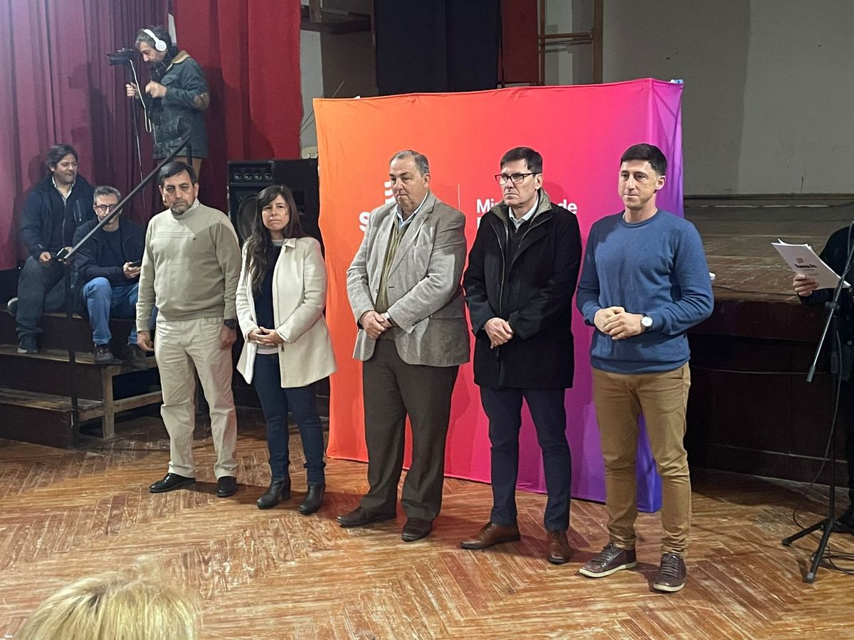 La apertura de sobres fue encabezada por el ministro de Educación José Goity y el intendente de Santa Fe Juan Pablo Poletti. La apertura de sobres fue encabezada por el ministro de Educación José Goity y el intendente de Santa Fe Juan Pablo Poletti.