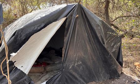 Los trabajadores rurales dormían en carpas improvisadas con nylon, sin ningún tipo de servicio elemental. Los trabajadores rurales dormían en carpas improvisadas con nylon, sin ningún tipo de servicio elemental.