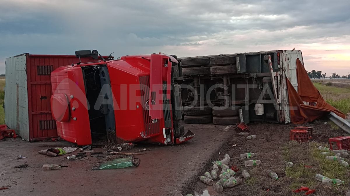 El vuelco del camión generó el corte total de tránsito en la ruta.