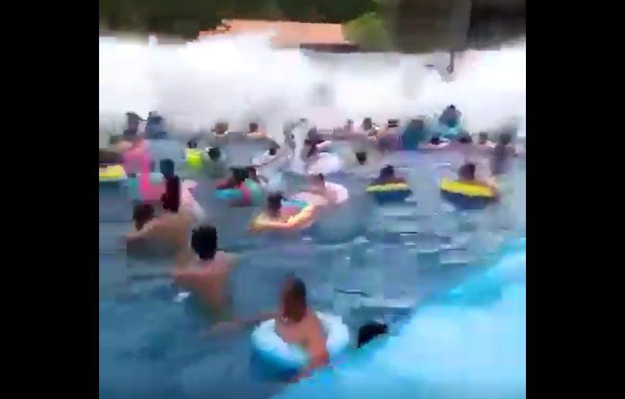 Increíble: un error generó un devastador tsunami en una piscina y hay decenas de heridos