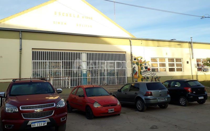 Con presencia policial, alumnos de barrio Centenario retomaron las clases