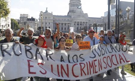 Una nueva marcha de Jubilados se realizó este miércoles 19 de marzo frente al Congreso de la Nación. Una nueva marcha de Jubilados se realizó este miércoles 19 de marzo frente al Congreso de la Nación.