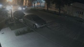 Buscan a la conductora de un auto que se fugó tras chocar a un motociclista