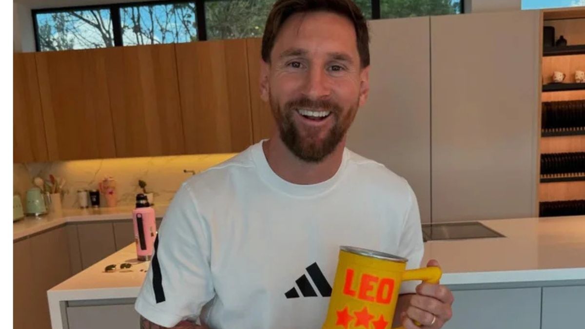 Lionel Messi con la jara de Un Poco de Ruido. Lionel Messi con la jara de Un Poco de Ruido.