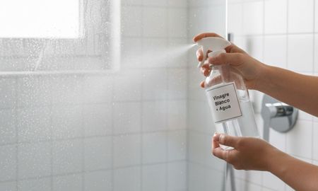 con solo dos ingredientes: el truco para limpiar la mampara de la ducha con solo dos ingredientes: el truco para limpiar la mampara de la ducha