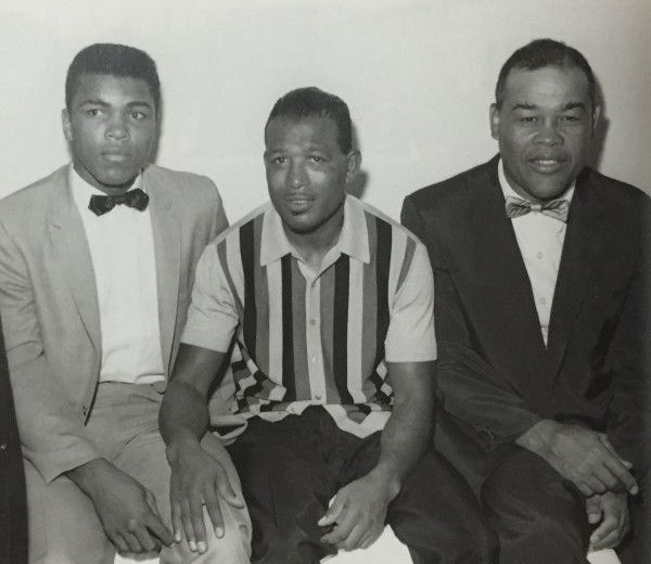No siempre se puede reunir a tres fenomenales e irrepetibles campeones como en esta foto: Robinson y Louis con un joven Muhammad Ali –quien reinara entre los pesados, tal como el Bombardero de Detroit– y que, desde sus inicios como boxeador, siempre reconoció a Sugar Ray como "el rey, el maestro, mi ídolo".