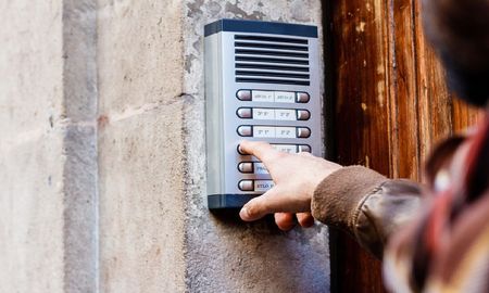 No le funcionaba el timbre y puso un divertido cartel en la puerta No le funcionaba el timbre y puso un divertido cartel en la puerta