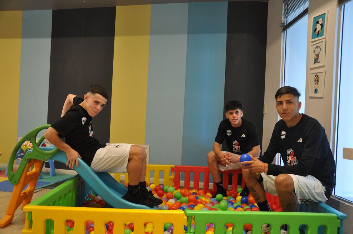 Mateo Apolonio junto a dos juveniles en la concentración de Deportivo Riestra. Mateo Apolonio junto a dos juveniles en la concentración de Deportivo Riestra.