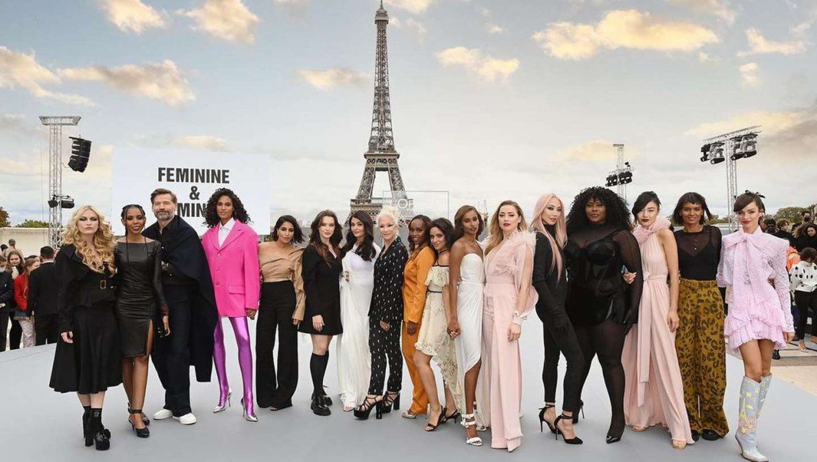 Camila Cabello y Helen Mirren compartieron la pasarela en París