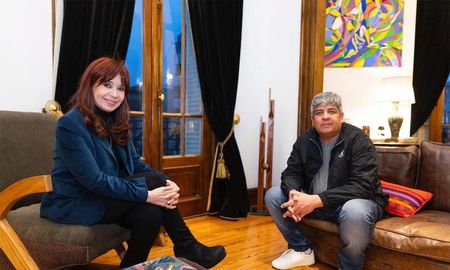 Pablo Moyano se reunió este viernes con a la ex presidenta Cristina Kirchner. Pablo Moyano se reunió este viernes con a la ex presidenta Cristina Kirchner.