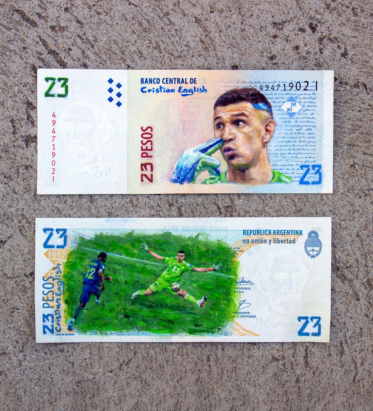 Otra de las creaciones de Cristian English incluye un billete de $2 con la imagen del Dibu Martínez. 