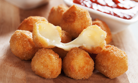 Cómo preparar unos deliciosos bocaditos de queso frito Cómo preparar unos deliciosos bocaditos de queso frito