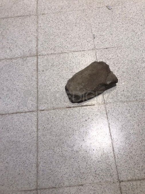 La piedra utilizada para romper la vidriera del comercio dedicado a la venta de indumentaria deportiva.