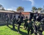 Una mujer policía bonaerense denunció que cinco compañeros de la fuerza la violaron cuando estaban concentrados en un polideportivo de Los Polvorines, Malvinas Argentinas Una mujer policía bonaerense denunció que cinco compañeros de la fuerza la violaron cuando estaban concentrados en un polideportivo de Los Polvorines, Malvinas Argentinas
