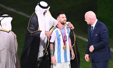 Los qataríes quedaron contentos con el gesto de Messi, que usó el bisht para recibir la Copa del Mundo. Los qataríes quedaron contentos con el gesto de Messi, que usó el bisht para recibir la Copa del Mundo.