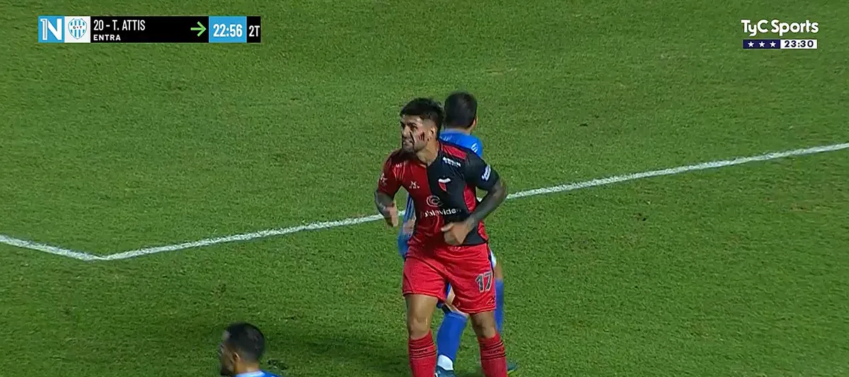 Javier Toledo recibió un codazo en el rostro y tuvo que salir de la cancha. Javier Toledo recibió un codazo en el rostro y tuvo que salir de la cancha.