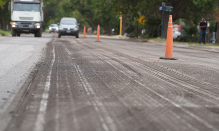 Se desarrolla tareas de bacheo, borrado de huellas y sellado de fisuras en distintos tramos de más de 15 rutas provinciales. Se desarrolla tareas de bacheo, borrado de huellas y sellado de fisuras en distintos tramos de más de 15 rutas provinciales.