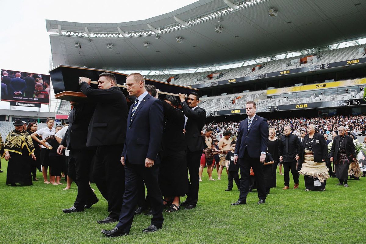 Jonah Lomu falleció en la mañana del miércoles 18 de noviembre de 2015 en su casa de Auckland. Tenía 40 años. Su multitudinario funeral se realizó 12 días después en el estadio Eden Park de Auckland. Su féretro ocupó el centro de la cancha y, junto con su viuda, hijos, padres y hermanos, más de 10.000 personas rindieron homenaje a su memoria. Jonah Lomu falleció en la mañana del miércoles 18 de noviembre de 2015 en su casa de Auckland. Tenía 40 años. Su multitudinario funeral se realizó 12 días después en el estadio Eden Park de Auckland. Su féretro ocupó el centro de la cancha y, junto con su viuda, hijos, padres y hermanos, más de 10.000 personas rindieron homenaje a su memoria.