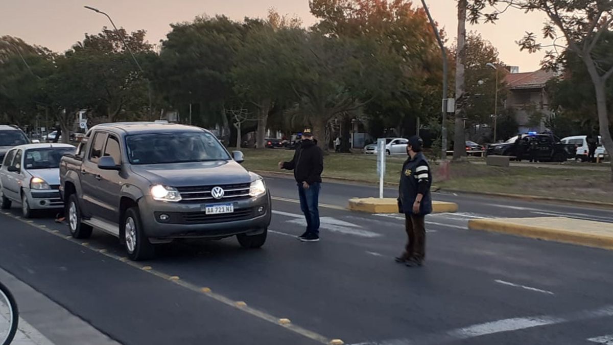Personal policial realizó chequeo de autos para encontrar alguna pista que conduzca a Parente. 