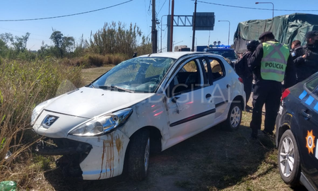 Tres personas debieron ser trasladadas los hospitales de Santa Fe luego del vuelco de un vehículo que se produjo en la mañana de este domingo en la ruta 168. Tres personas debieron ser trasladadas los hospitales de Santa Fe luego del vuelco de un vehículo que se produjo en la mañana de este domingo en la ruta 168.