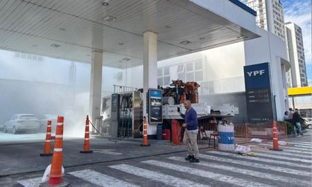 Un simulacro de incendio en una YPF de Bulevar y San Martín, en la ciudad de Santa Fe, llamó la atención este jueves por la tarde Un simulacro de incendio en una YPF de Bulevar y San Martín, en la ciudad de Santa Fe, llamó la atención este jueves por la tarde