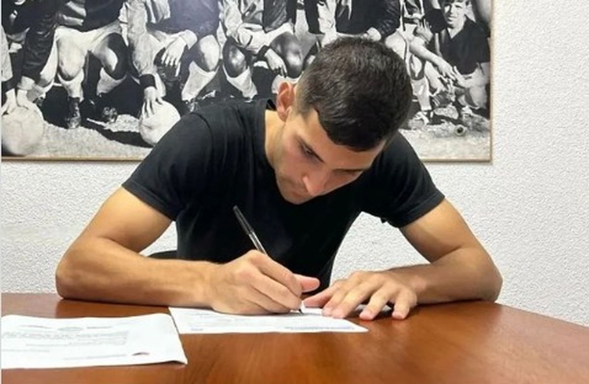 Lucas Picech firmó su primer contrato profesional con Colón. Lucas Picech firmó su primer contrato profesional con Colón.