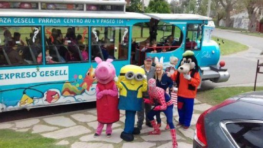 El trencito de la alegría chocó a una camioneta: cómo están Spiderman, Pluto y Mickey