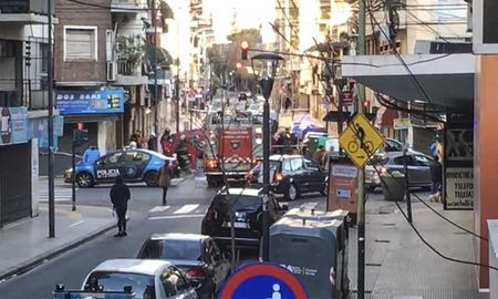 Una mujer y sus dos hijos, de 4 años y de un año y medio, murieron tras lanzarse este domingo desde la terraza de un edificio en el barrio porteño de Balvanera Una mujer y sus dos hijos, de 4 años y de un año y medio, murieron tras lanzarse este domingo desde la terraza de un edificio en el barrio porteño de Balvanera