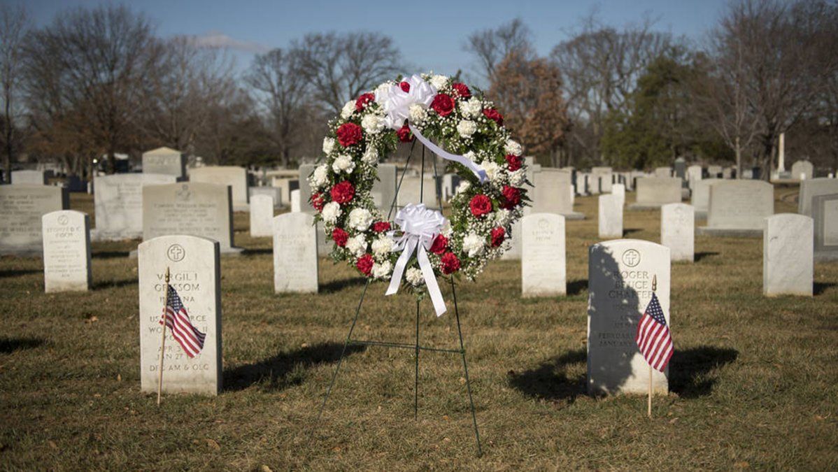 Las tumbas de los miembros de la tripulación del Apolo 1, Virgil Grissom y Roger Chaffee, vistas durante una ceremonia de colocación de coronas como parte del Día del Recuerdo 2018 de la Nasa en el Cementerio Nacional de Arlington.
