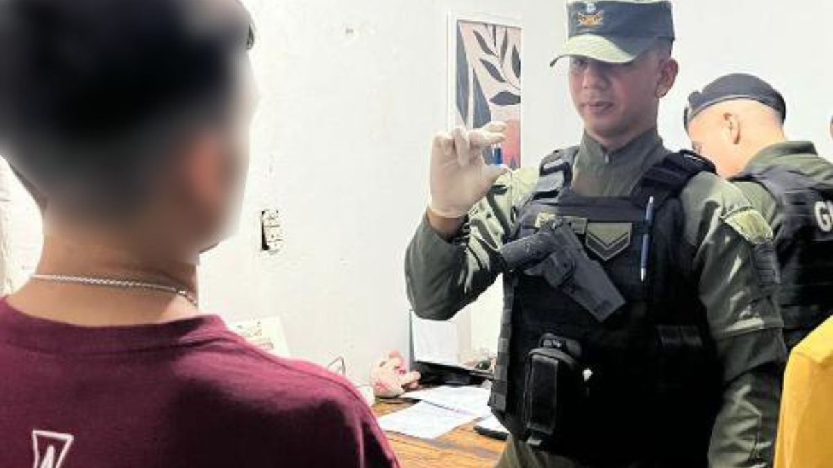 Gendarmería siguió a dos sospechosos armados y allanó una casa en Rosario. Detuvo a un hombre y cuatro menores quedaron demorados.