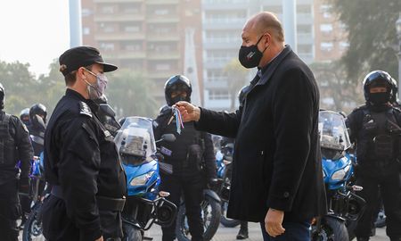 El gobernador Omar Perotti, junto al ministro de Seguridad, Jorge Lagna, entregaron este viernes 55 motovehículos 0 km para la Policía del departamento La Capital. El gobernador Omar Perotti, junto al ministro de Seguridad, Jorge Lagna, entregaron este viernes 55 motovehículos 0 km para la Policía del departamento La Capital.