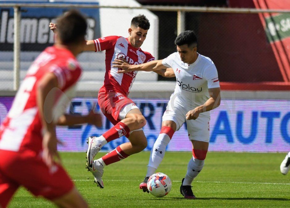 Nicolás Cordero, de Unión, disputa la pelota con Jorge Rodríguez.