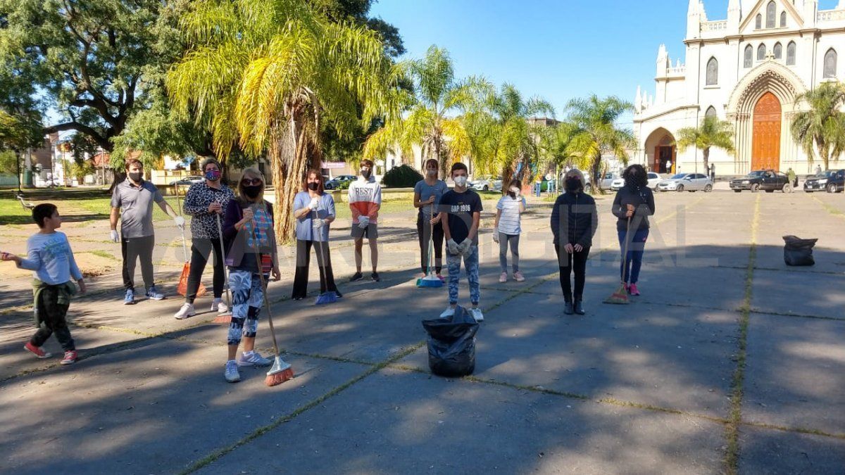 Vecinos autoconvocados realizan el mantenimiento de la plaza frente a la Basílica de Guadalupe. 