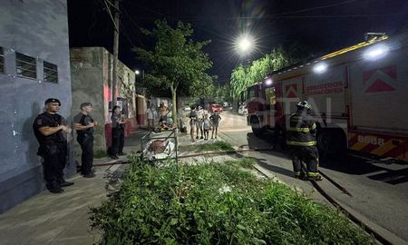Una vivienda de barrio San Lorenzo fue afectada por un incendio que se produjo durante la noche de este domingo. Una vivienda de barrio San Lorenzo fue afectada por un incendio que se produjo durante la noche de este domingo.