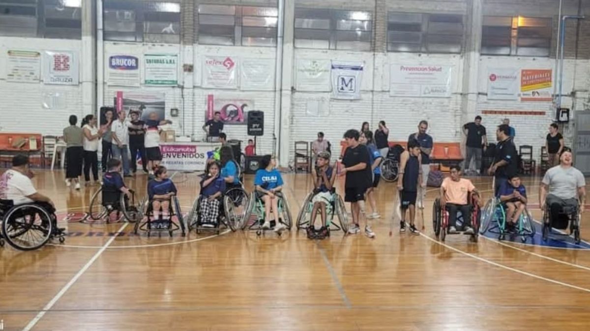 El gimnasio actual del Club Regatas de Coronda en una exhibición de básquet sobre silla de ruedas. El gimnasio actual del Club Regatas de Coronda en una exhibición de básquet sobre silla de ruedas.