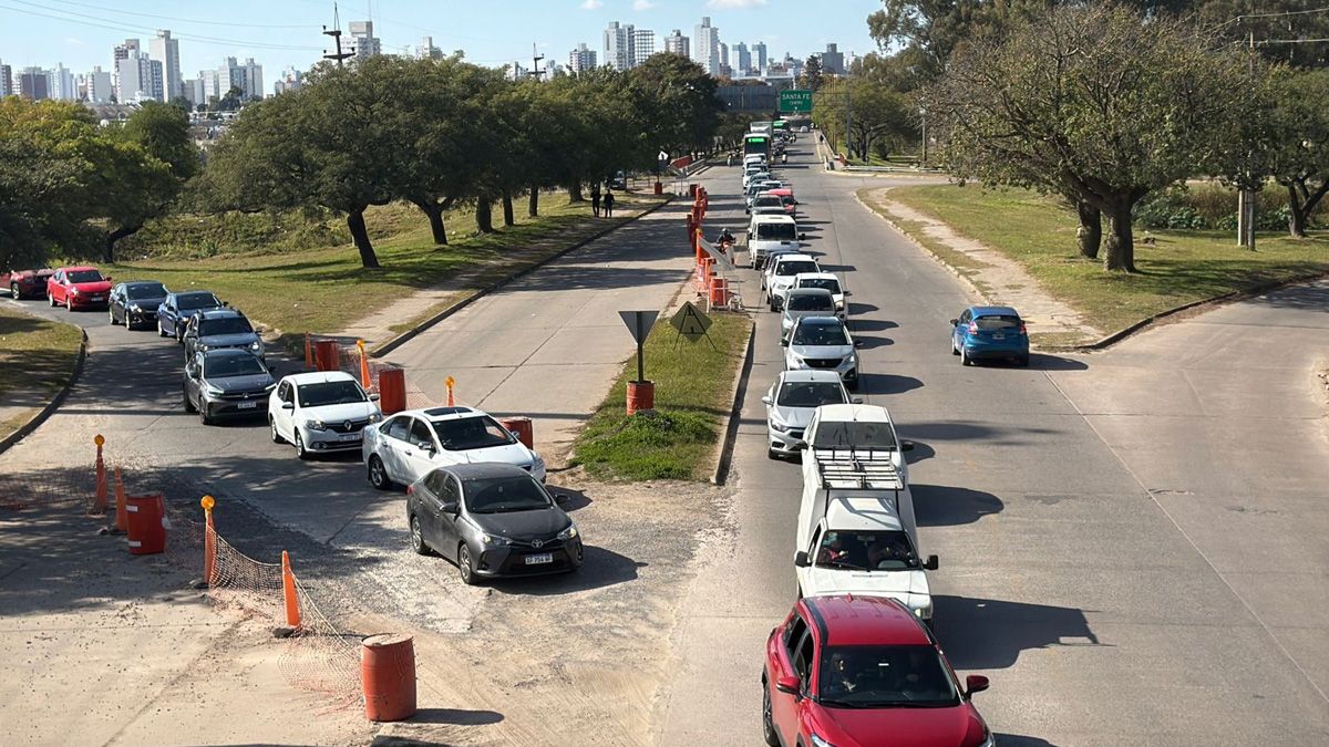 Así se veía la fila interminable de vehículos en la mano Santa Fe - Santo Tomé de la avenida Intendente Irigoyen. Así se veía la fila interminable de vehículos en la mano Santa Fe - Santo Tomé de la avenida Intendente Irigoyen.