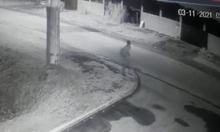 Imágenes aterradoras: muerto deambula por un barrio en las madrugadas y causa conmoción Imágenes aterradoras: muerto deambula por un barrio en las madrugadas y causa conmoción