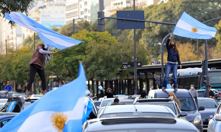Cientos de vehículos marchan en inmediaciones del obelisco porteño. Cientos de vehículos marchan en inmediaciones del obelisco porteño.