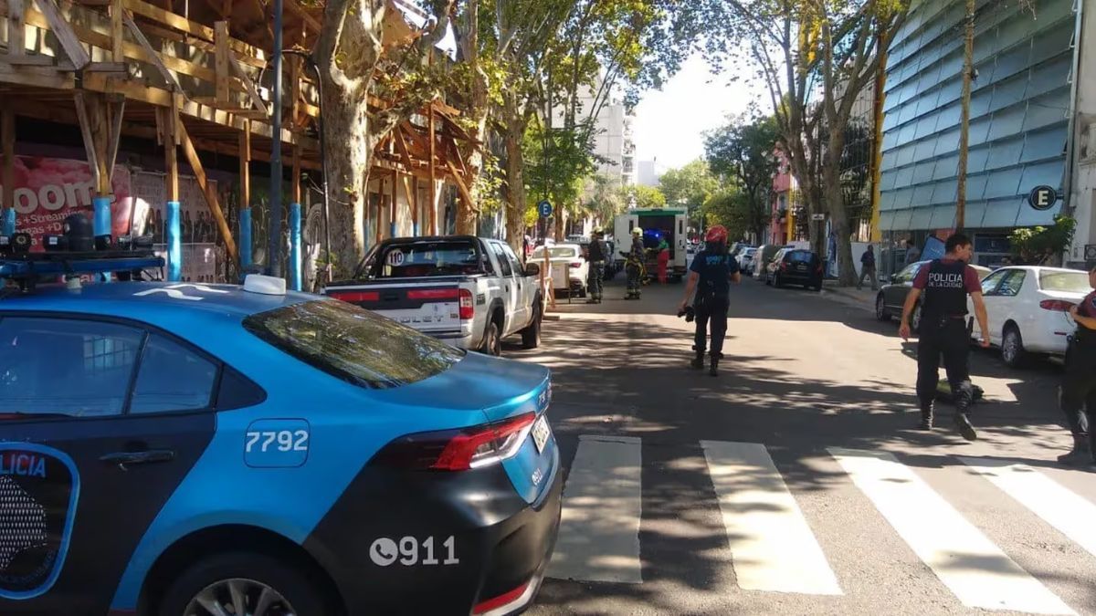 Uno de los obreros murió en el lugar, en tanto otro falleció luego de ser trasladado de urgencia y en estado crítico al hospital Pirovano. Uno de los obreros murió en el lugar, en tanto otro falleció luego de ser trasladado de urgencia y en estado crítico al hospital Pirovano.