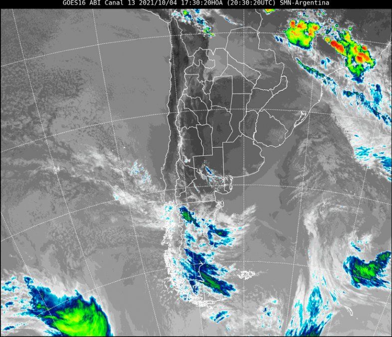 En la imagen satelital se observa cielo despejado en el centro del país. Esta situación se debe a un gran área de altas presiones, que además está formada por aire frío y seco.