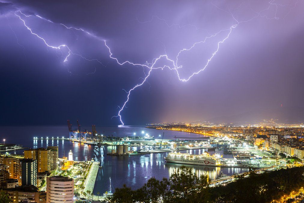 Rayos de una tormenta en Málaga, España, el 8 de mayo del 2021.